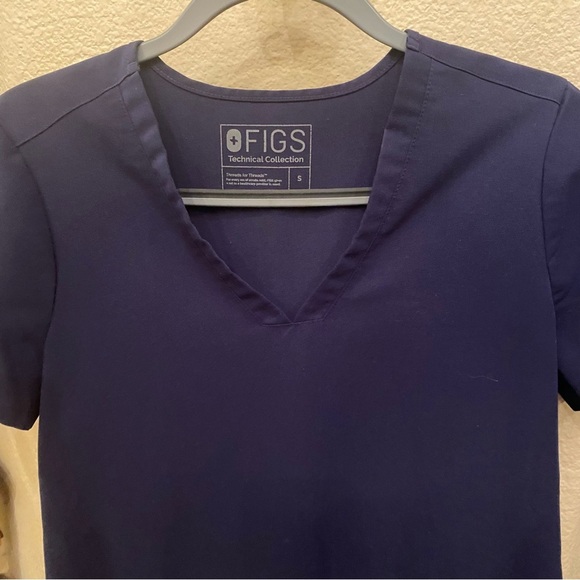 FIGS Women Navy V-Neck Technical Collection Scrub Top Size Small - Picture 2 of 7